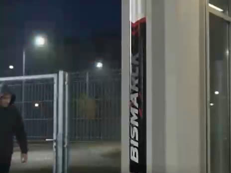 Pessoa se aproximando do portão à noite, no campo de visão do Poste Sentinela da Bismarck
