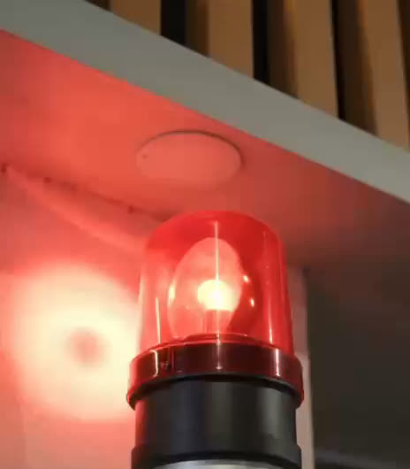 Sirene vermelha acesa no alto do Poste Sentinela da Bismarck