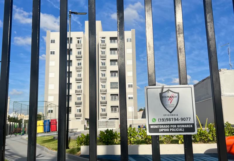 Condomínio protegido pela Bismarck, com a placa Monitorado por Bismarck no portão