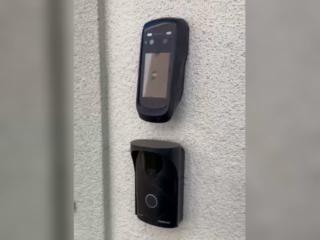 Leitor facial e interfone instalados pela Bismarck na fachada de um prédio novo